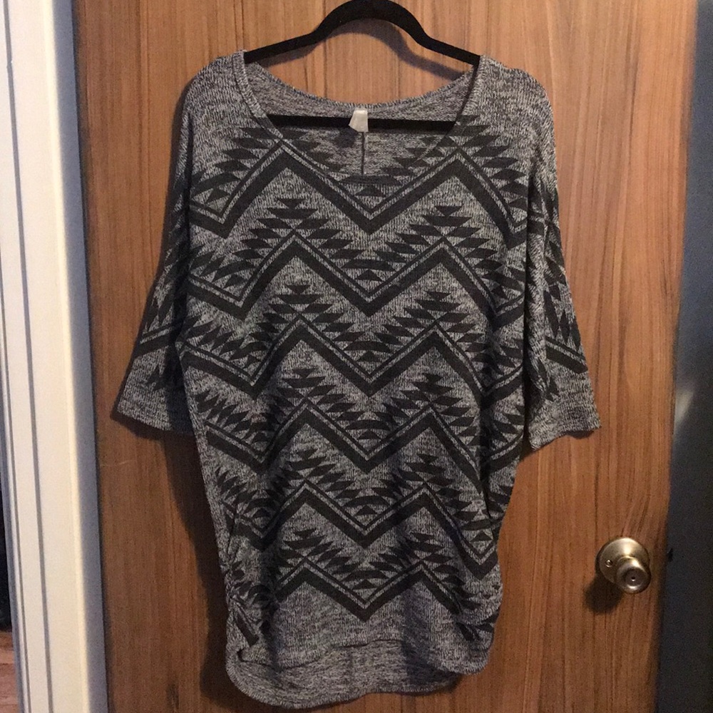 Quarter length Tunic top-M. Fits like a Large